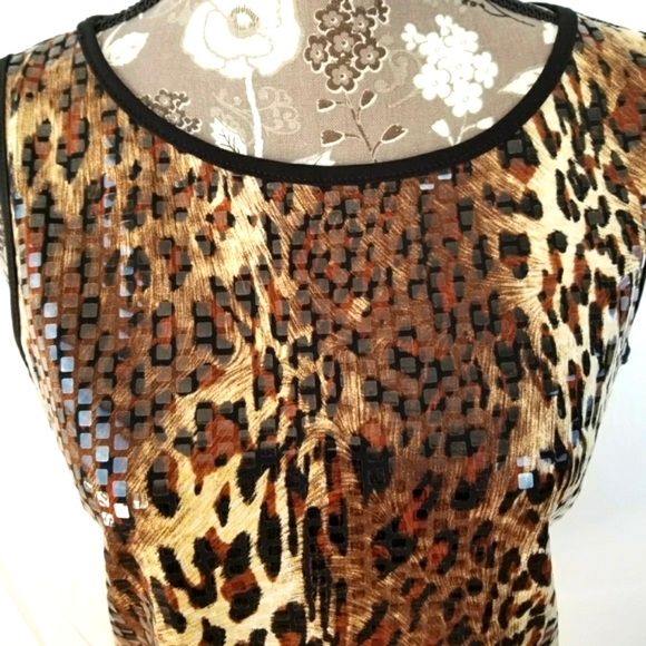 a DRESSING WOMAN  CARDIGAN AND SHELL - Picture 5 of 8